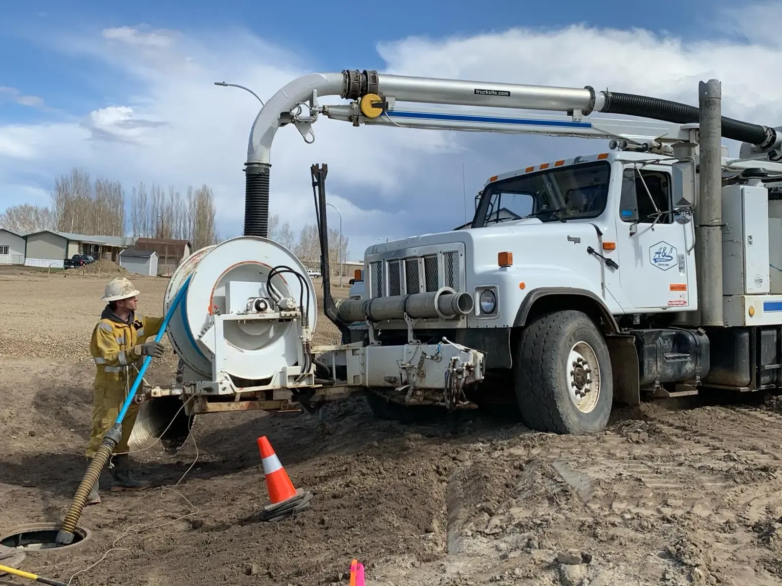 Hydrovac truck line flushing